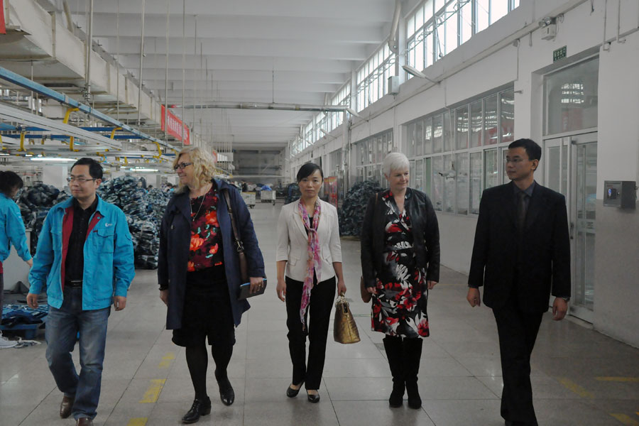 6、來賓參觀際華3502職業裝有限公司服裝生產車間.jpg